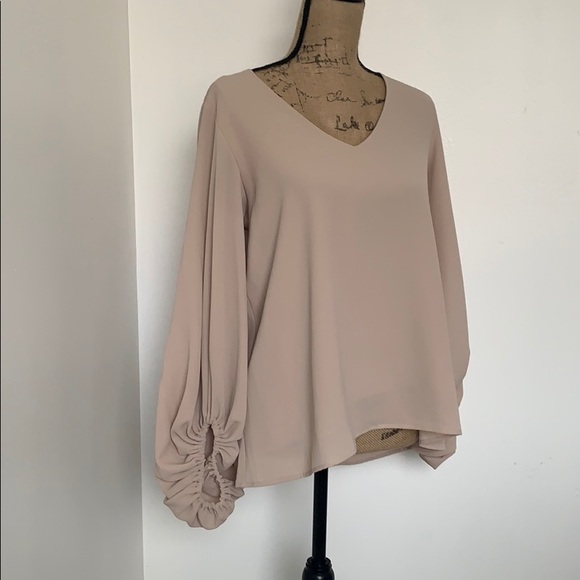 Vici nude beige balloon sleeve top never worn - Picture 2 of 3